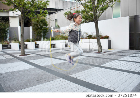 A girl playing with a line 37251874
