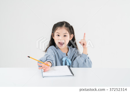 My child studying 37252314