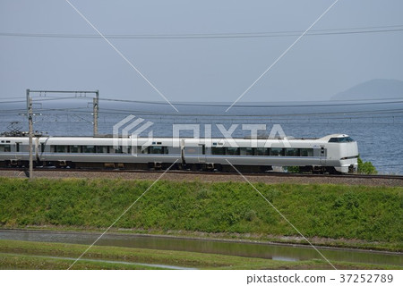 683系列在琵琶湖後面跑 37252789