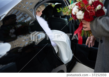 Bride comes out from the car 37252930