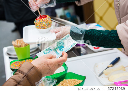 Hand holds bank note for dessert 37252989