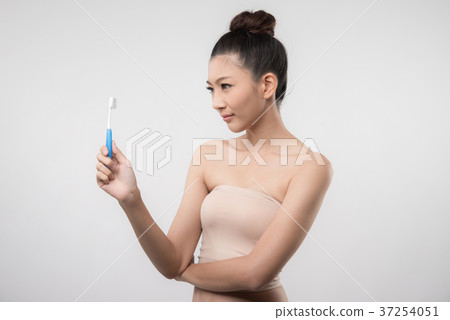 woman brushing her teeth 37254051