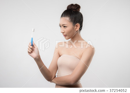 woman brushing her teeth 37254052