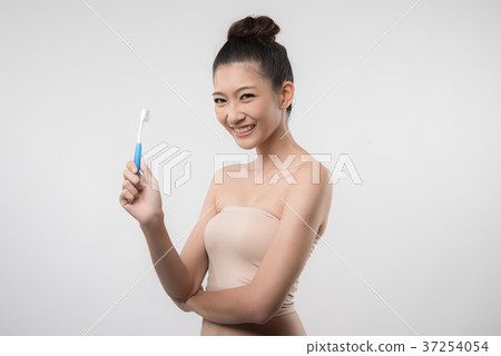 woman brushing her teeth 37254054