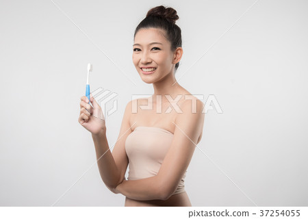 woman brushing her teeth 37254055