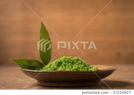 green tea powder with leaf in ceramic dish  37254927