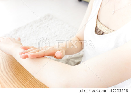 做手部護理的女人 做手部護理的女人 37255328