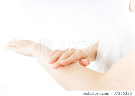 A woman doing hand care 37255330