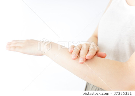 做手部護理的女人 做手部護理的女人 37255331