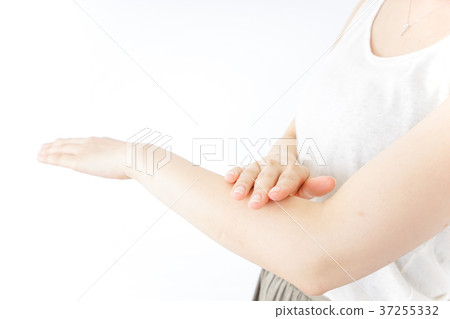做手部護理的女人 做手部護理的女人 37255332