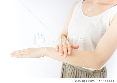 做手部護理的女人 做手部護理的女人 37255334