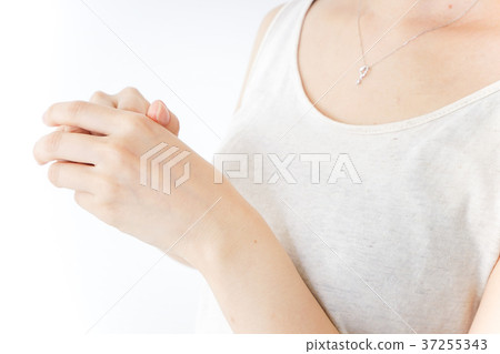 A woman doing hand care 37255343
