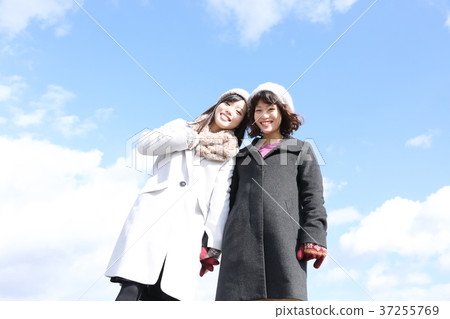 兩個年輕女人 37255769