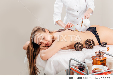 Spa Chocolate Mask. Luxury Spa Treatment . Dayspa 37256566