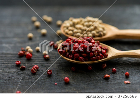 Two wooden spoons with pink and white peppercorn 37256569