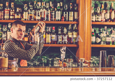 Barman making an alcoholic cocktail at the bar 37257112