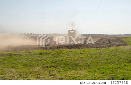 tractor 37257858