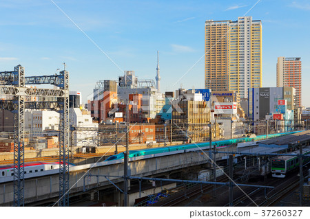 Tohoku Shinkansen passing through Nishi-Nippori Station · E5 series Hayabusa 37260327