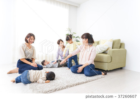 Mother and children who gather at home 37260607
