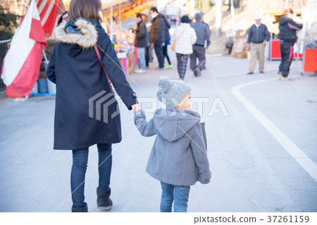 Parents and children going to Hatsugu Parents and children going to Hatsugu 37261159