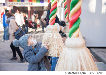 一個男孩在播放第一首歌 一個男孩在播放第一首歌 37261205