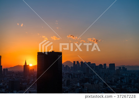 <<Tokyo>> Tokyo sunset overlooking Mount Fuji <<Tokyo>> Tokyo sunset overlooking Mount Fuji 37267228