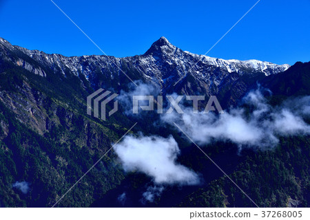 玉山,雲,樹,天,藍,高峰,中華台北,臺灣,南投,晴朗,雪景,雪,山,高山,玉山國家公園 玉山,雲,樹,天,藍,高峰,中華台北,臺灣,南投,晴朗,雪景,雪,山,高山,玉山國家公園 37268005