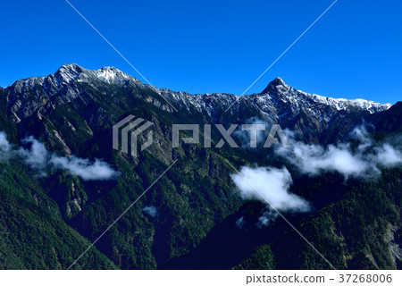 玉山,雲,樹,天,藍,高峰,中華台北,臺灣,南投,晴朗,雪景,雪,山,高山,玉山國家公園 玉山,雲,樹,天,藍,高峰,中華台北,臺灣,南投,晴朗,雪景,雪,山,高山,玉山國家公園 37268006