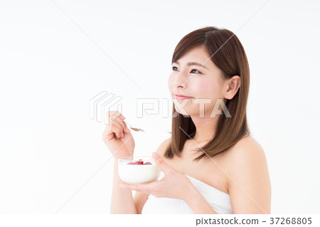 年輕女子(酸奶) 年輕女子(酸奶) 37268805