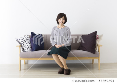 Middle woman sitting on the couch 37269293