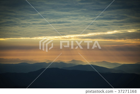 Dawn time with sunshine in the morning Dawn time with sunshine in the morning 37271168