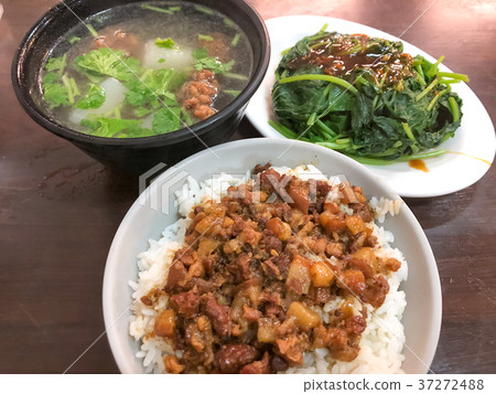 Braised pork on rice 37272488