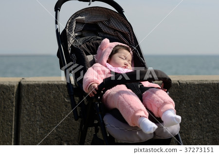 A child A child 37273151