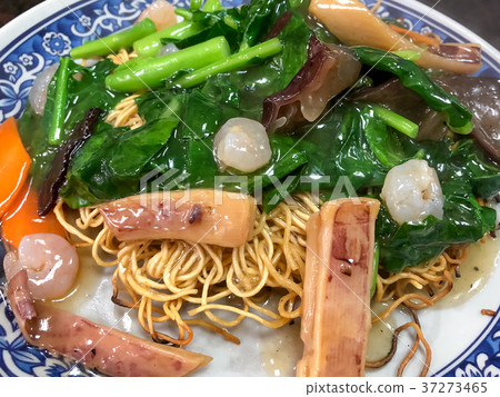 Seafood fried noodles 37273465