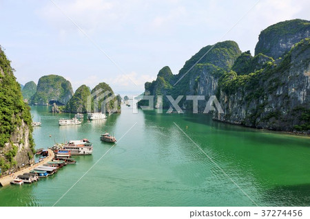 Vietnam Halong Bay 37274456