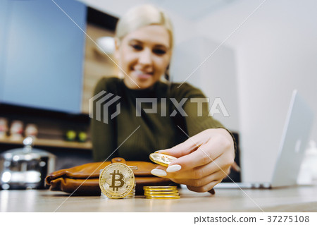 woman bitcoin trading woman bitcoin trading 37275108