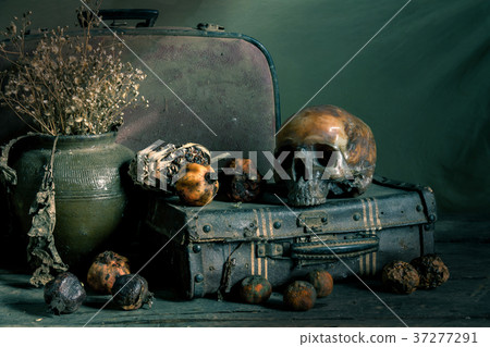 Human skull and flower vase old treasure on wooden 37277291