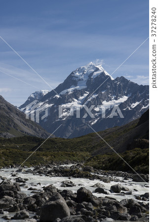 Hooker Valley Truck at Mount Cook National Park Hooker Valley Truck at Mount Cook National Park 37278240