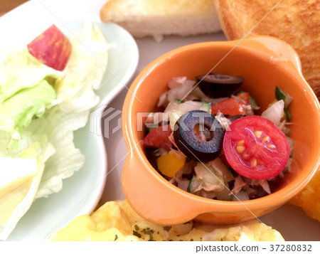 Brunch salad 37280832
