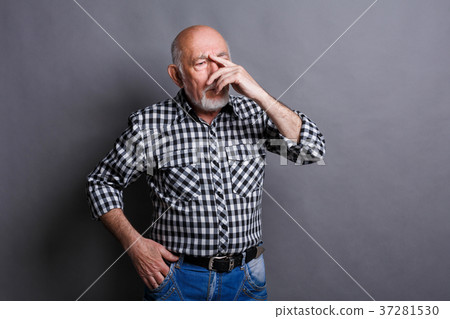 Concentrated senior man thinking about something 37281530