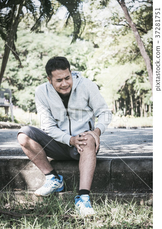 Asian young man has a knee pain 37281751