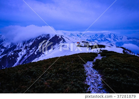 午夜北阿爾卑斯山,Ashigatake山脊線(高靈敏度攝影) 午夜北阿爾卑斯山,Ashigatake山脊線(高靈敏度攝影) 37281879