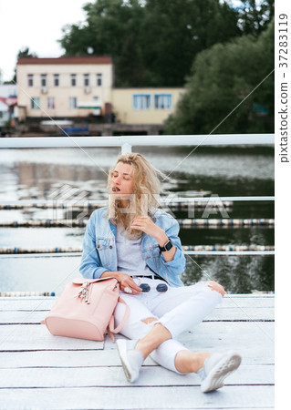 Blonde woman with a bag 37283119