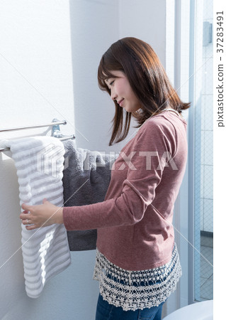 Woman setting a towel Pregnant woman doing housework 37283491