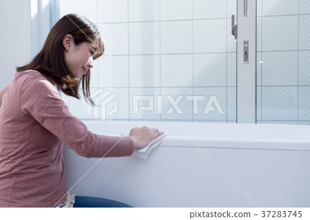 Pregnant woman cleaning the bath 37283745