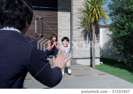 母親和孩子在入口處歡迎他的父親 37283987