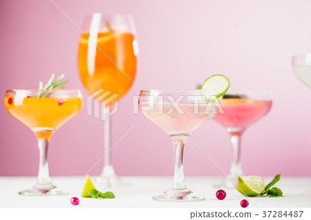 The rose exotic cocktails and fruits on pink 37284487