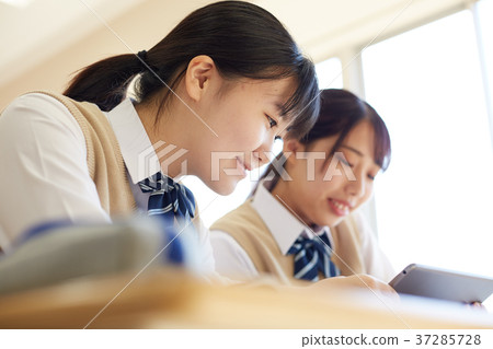  平板電腦班初中和高中學生 37285728