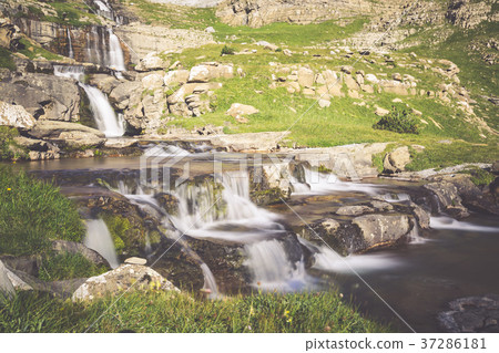 Waterfall de cotatuero under Monte Perdido  37286181