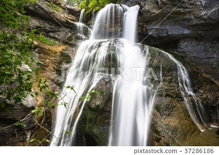 Cascada de la Cueva waterfall in Ordesa Cascada de la Cueva waterfall in Ordesa 37286186